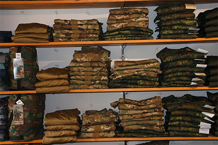 bundeswehr-bekleidung-in-dortmund-kaufen-Kundenbild-US-Navy-Shop-Dortmund-Foto-Army-Kleidung